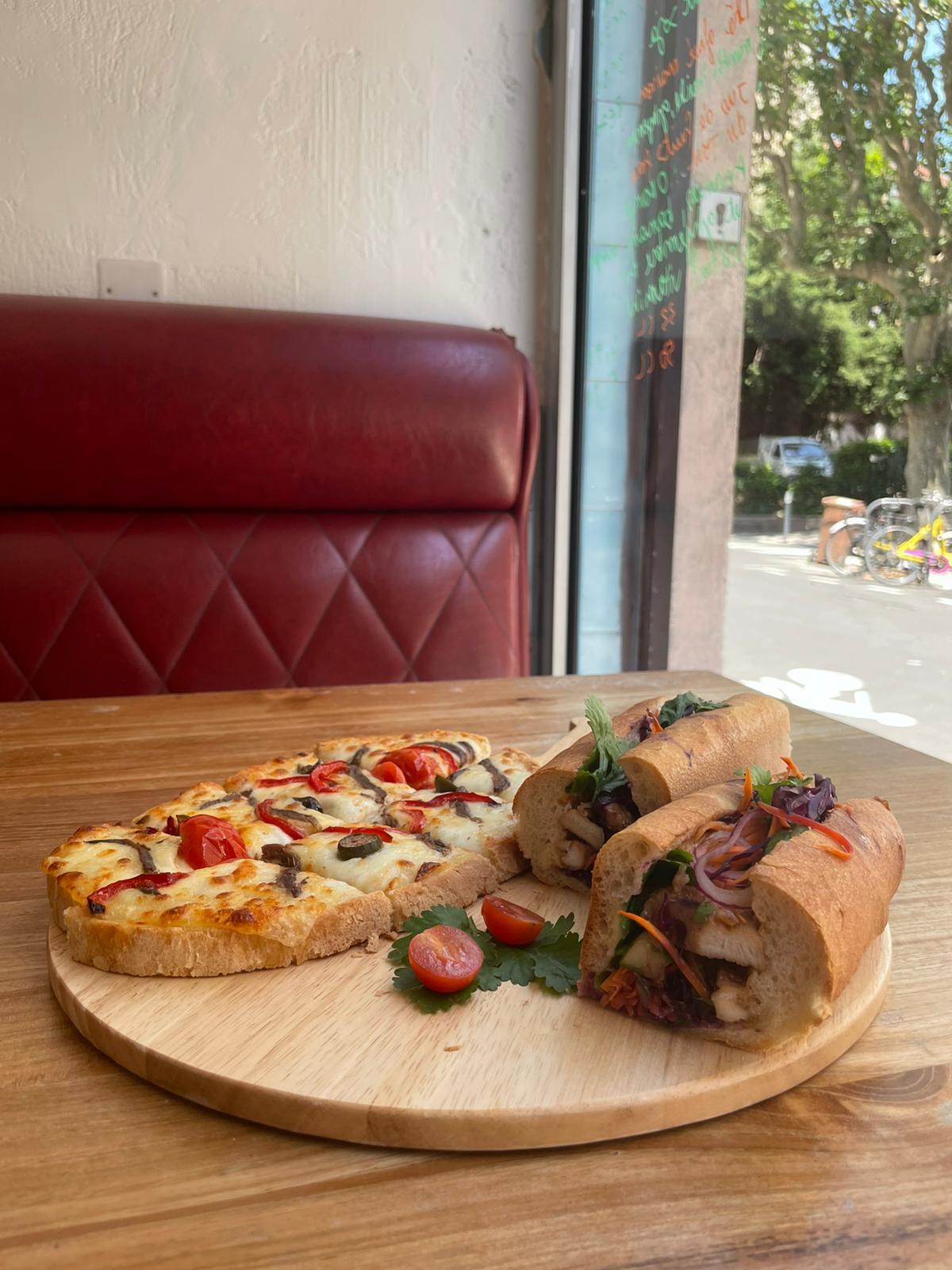 Bruschette maison et banh mì coupés en salle chez Tuk Tuk