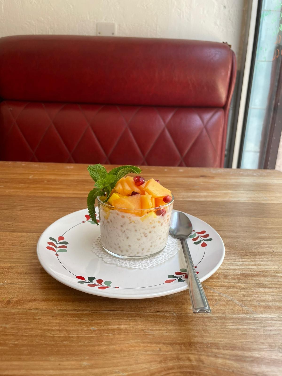 Dessert frais aux fruits servi en salle chez Tuk Tuk